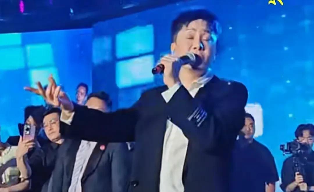 近日，著名歌手毛宁出席活动再次献唱经典成名作《涛声依旧》，声音还是那样婉转清脆，