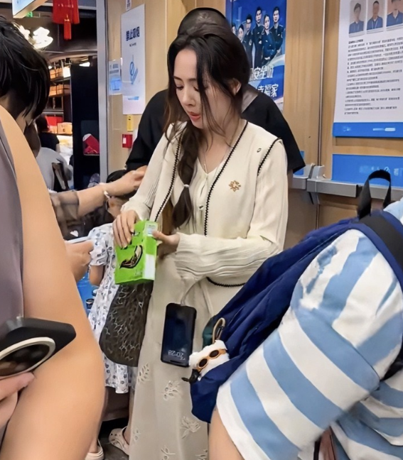 豪门的水真的太深了，普通人完全没必要去羡慕。就拿郭碧婷来说吧。虽然她嫁进