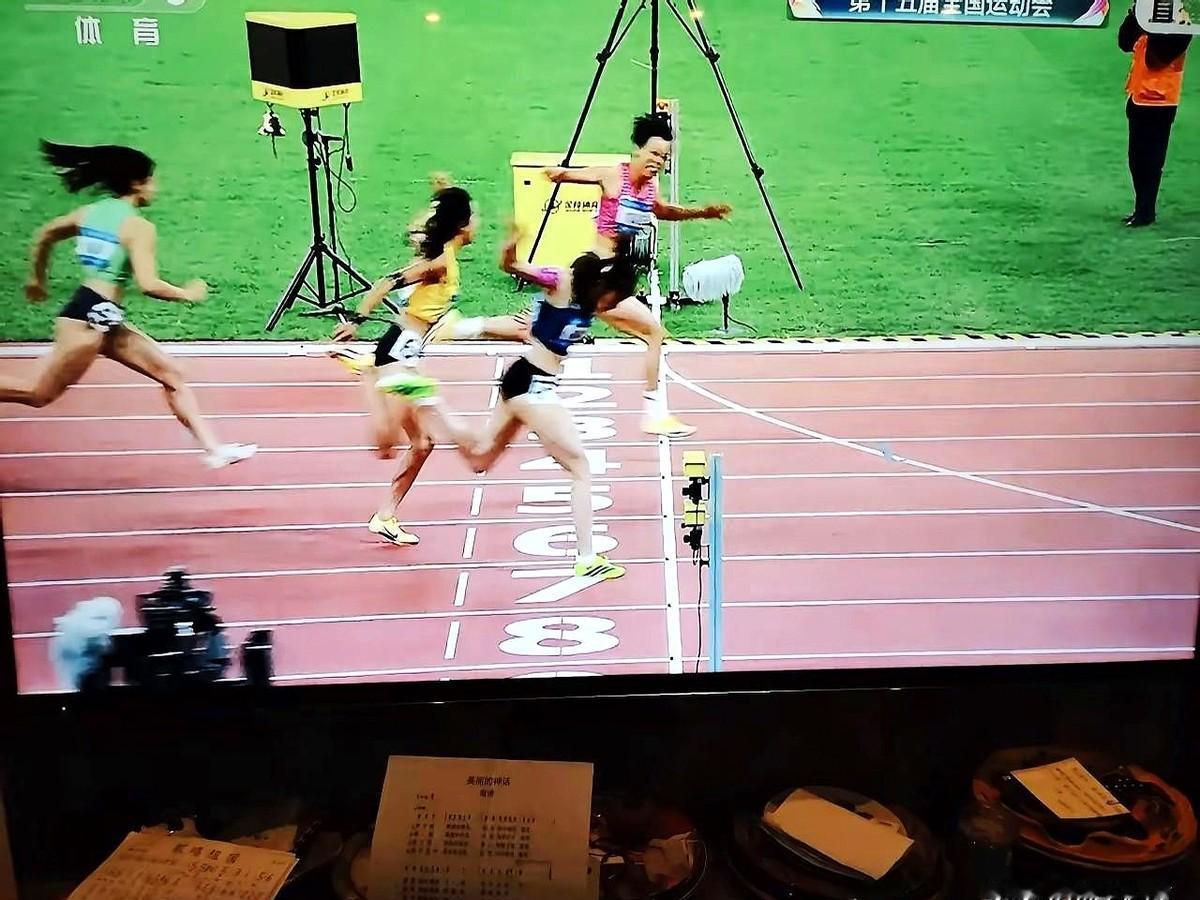 刘景阳在刚刚结束的第15届全运会女子100米栏的比赛中斩获冠军。人家刚拿了冠军