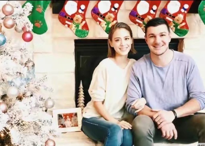 原来江语晨就是曾出演周杰伦《最长的电影》MV的“奶茶妹妹”啊。当年的周杰伦确实