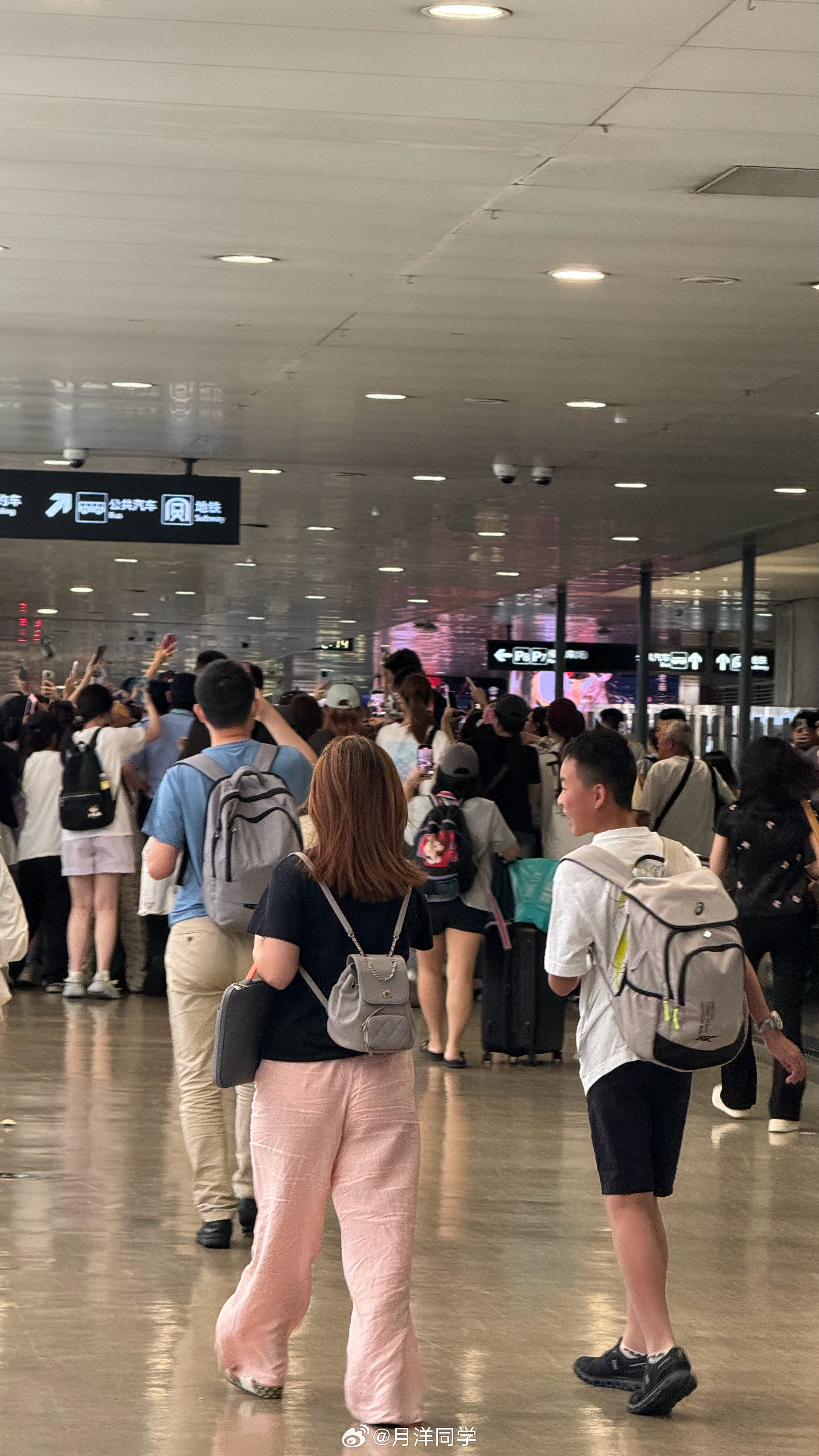 上海虹桥机场二号航站楼，这又是哪一位明星[捂脸哭][捂脸哭]​​​