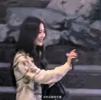 Angelababy带小海绵和孩子奶奶聚餐，前婆媳还是挺好的，都是体面人！吃完饭