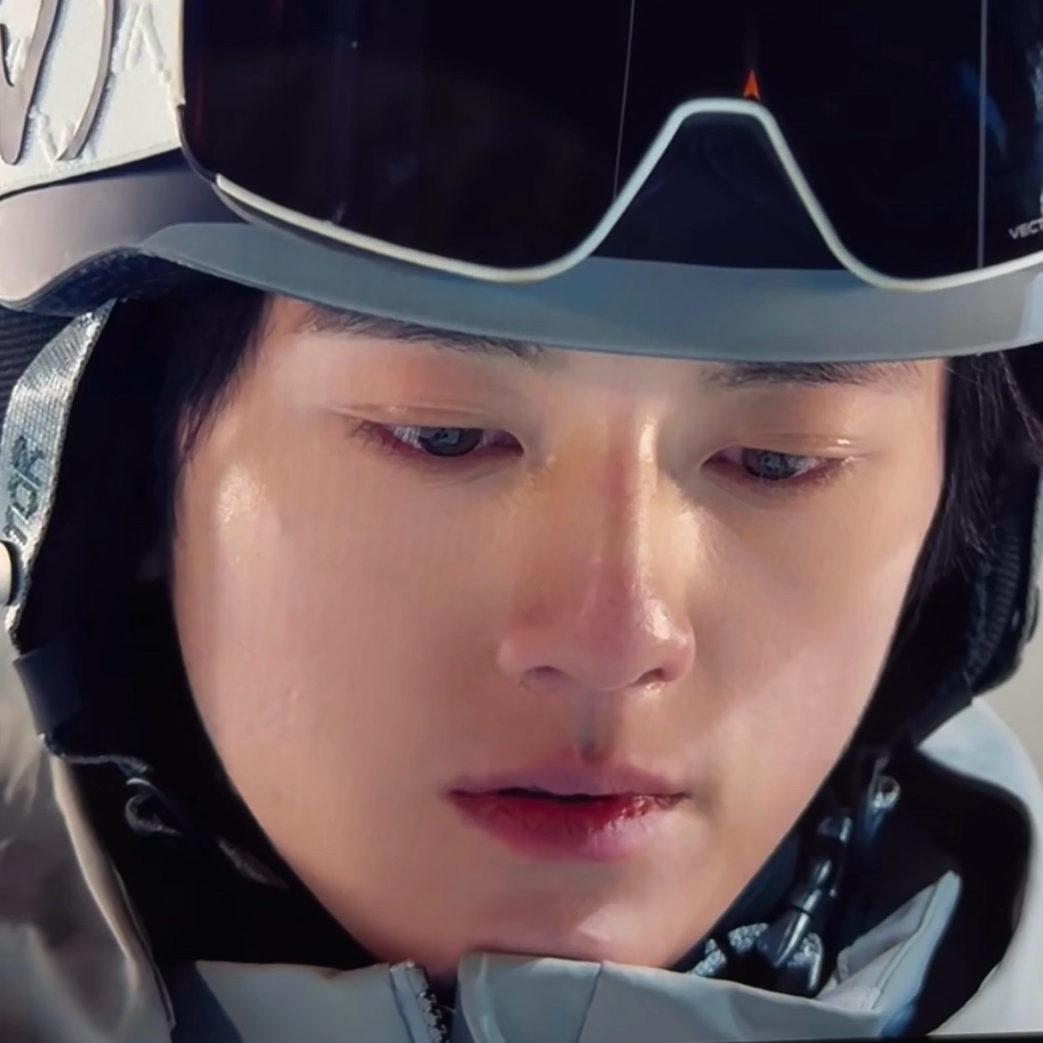 庄序你的双眼皮贴反光了！赖伟明他本身不就是双眼皮吗