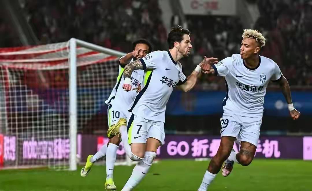 中超无菜鸟，连一场未胜的青岛海牛，主场掀翻了期望打翻身仗的河南队。彩