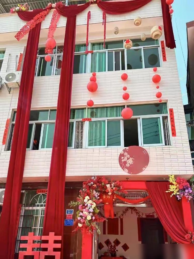 和邻居家因为宅基地吵架了，好几年不说话了，五一听说她儿子结婚呢，我准备拿200块