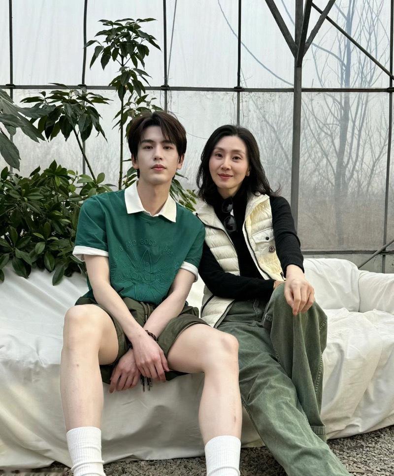 张凌赫妈妈太漂亮了看起来像三十多岁的