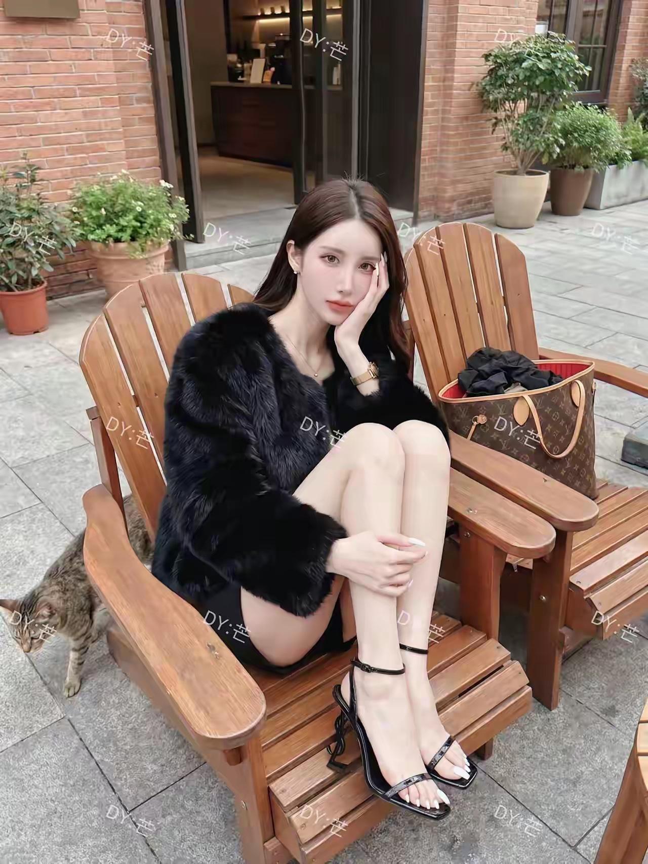 街拍示范搭配黑色短裤