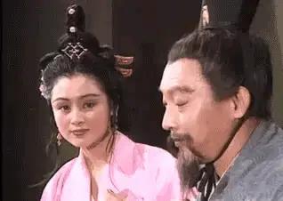 三国时，谋士郭嘉这个人非常好色，曹操女儿曹节看不下去，一时忍不住当面讥讽他，每次