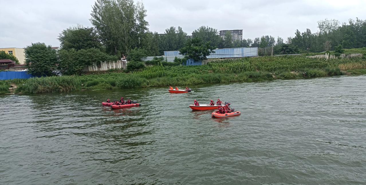 夏邑县雷锋救援队的演练超有意义！这种演练是对防汛应急能力的有效检验，也是再动员