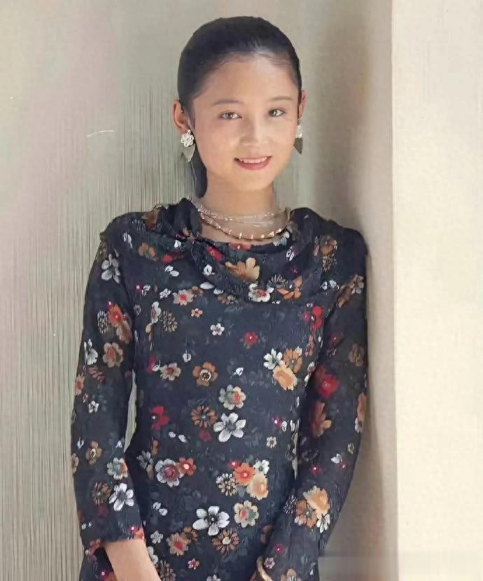 回看年轻时期陈红的旧照，才真正懂得什么叫“清水出芙蓉，天然去雕饰”。那时的她常常