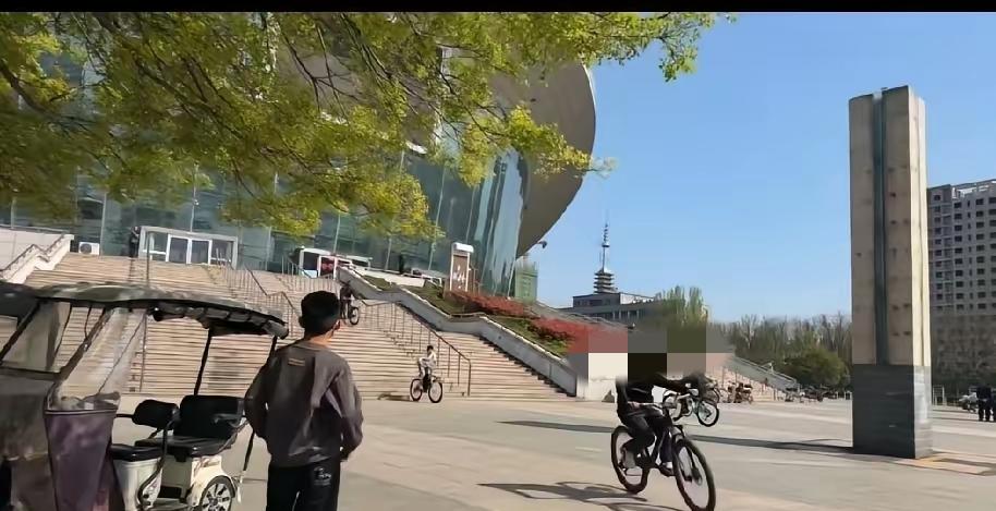 菏泽少年骑行摔到后脑勺当场昏迷，生死难料，父母会不会“赖上”大剧院呢？202