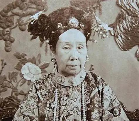 1900年8月15日清晨，北京城的炮声还没停，大清最有权势的女人就把养了三十年的