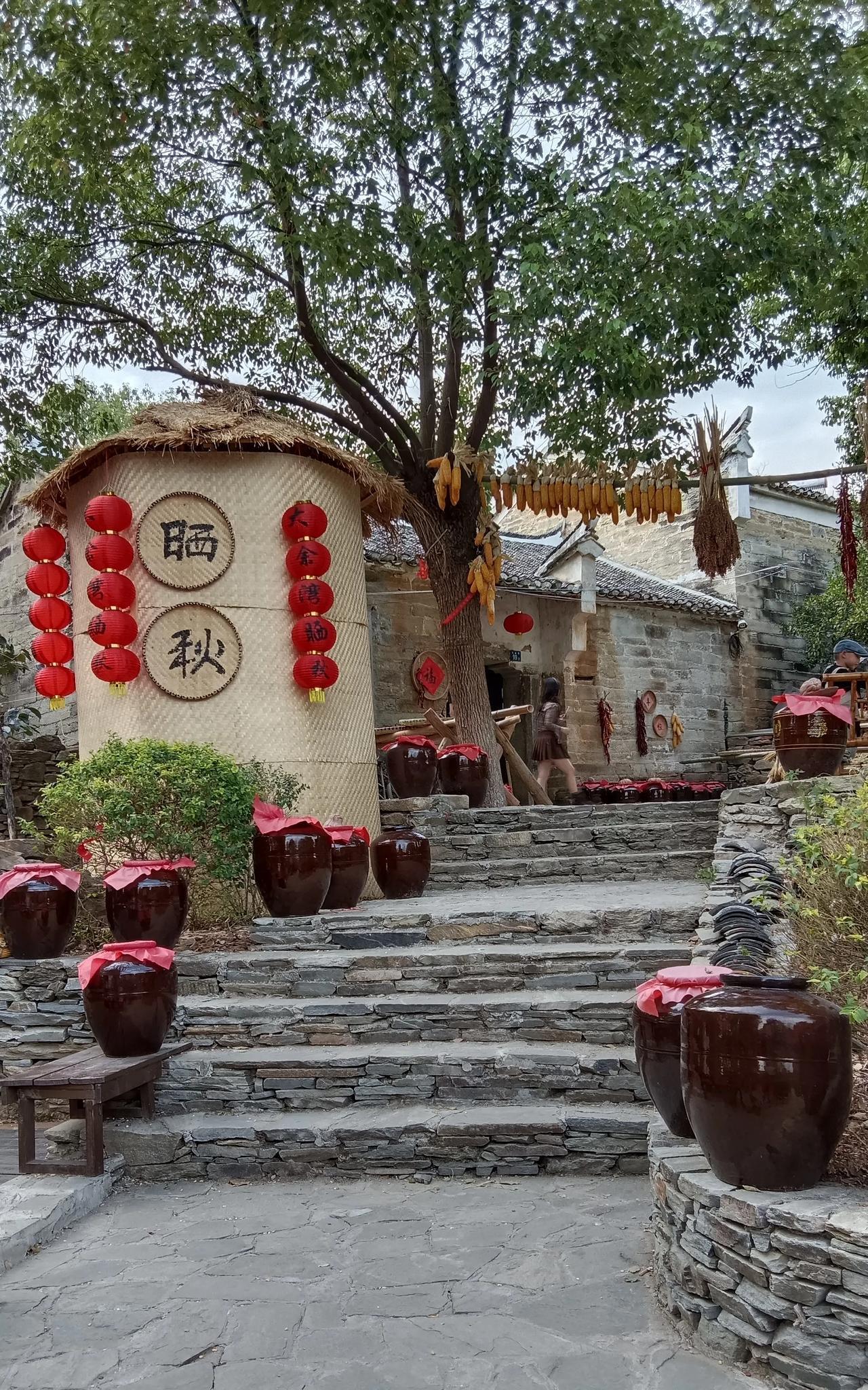 那些觉得六七十年代不堪回首的人，或许仅仅看到了物质匮乏这一状况。那个年代的物质条
