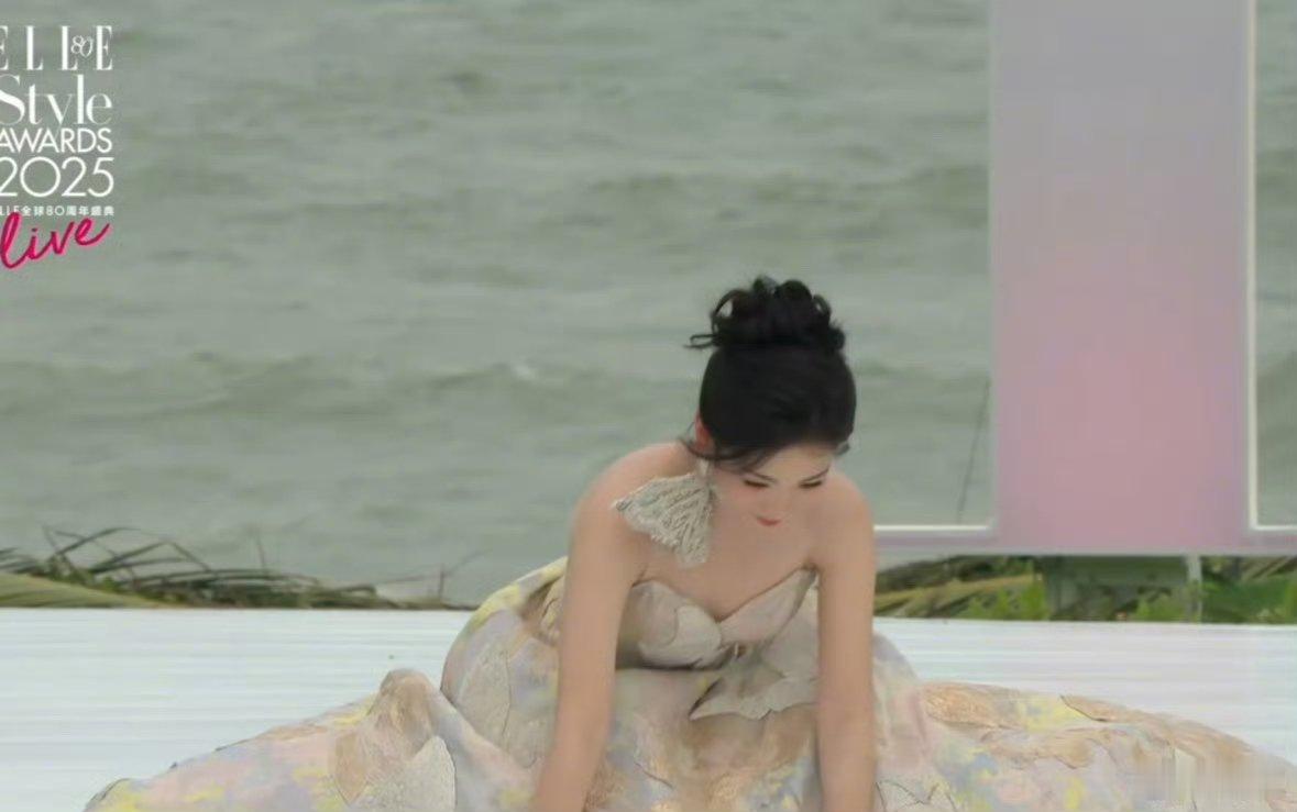 代露娃elle红毯摔了代露娃elle红毯摔倒了啊！人没事吧！看着就疼啊！​​​