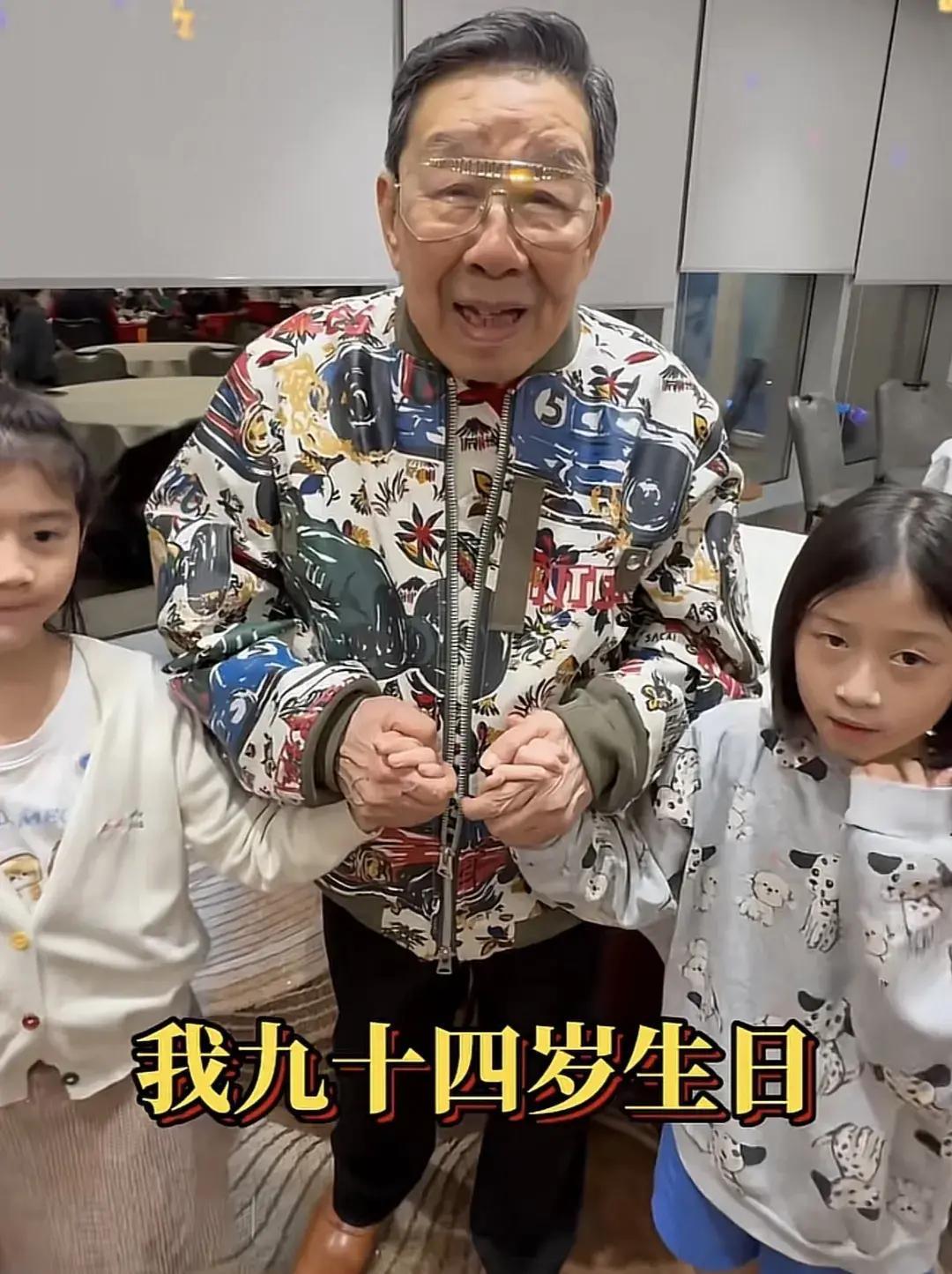 1月17日晚，香港一场原本庆祝艺能集团40周年的晚宴，意外变成94岁老戏骨胡枫的