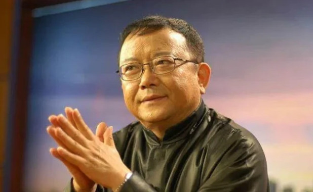 2006年，58岁的王刚娶了小20岁的郑艳东，两人约定丁克，可没多久，妻子就怀孕