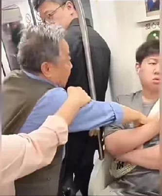 该不该给老年人让座?近日，地铁上80多岁老人求让座，周围乘客也劝其让座，年
