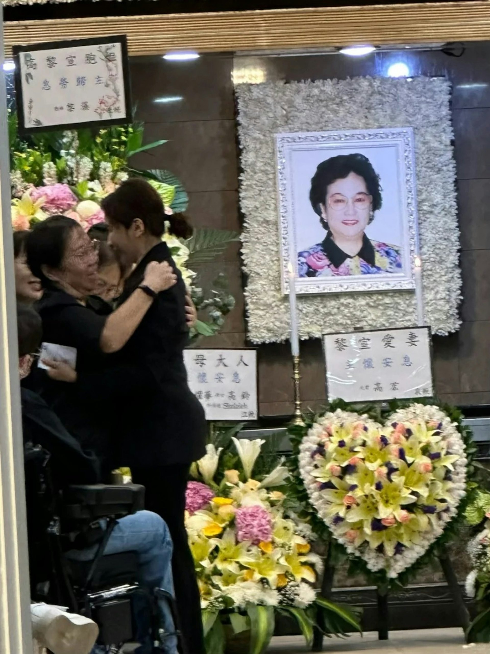 黎宣设灵，黎姿与弟弟无惧风雨一起送别姑妈。除此之外，林家栋、黄德斌和黎芷珊亦有现