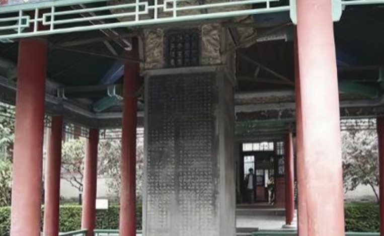 1952年一次，西安碑林工作人员修复石碑时，不小心把手伸进了缝隙中，一摸，忽觉手