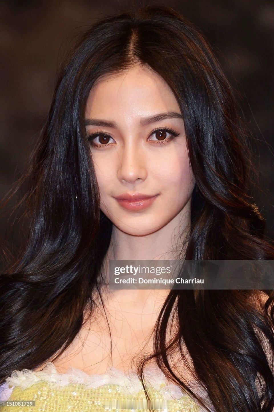 奇怪…..我在她的脸上看不出妆容的浓淡