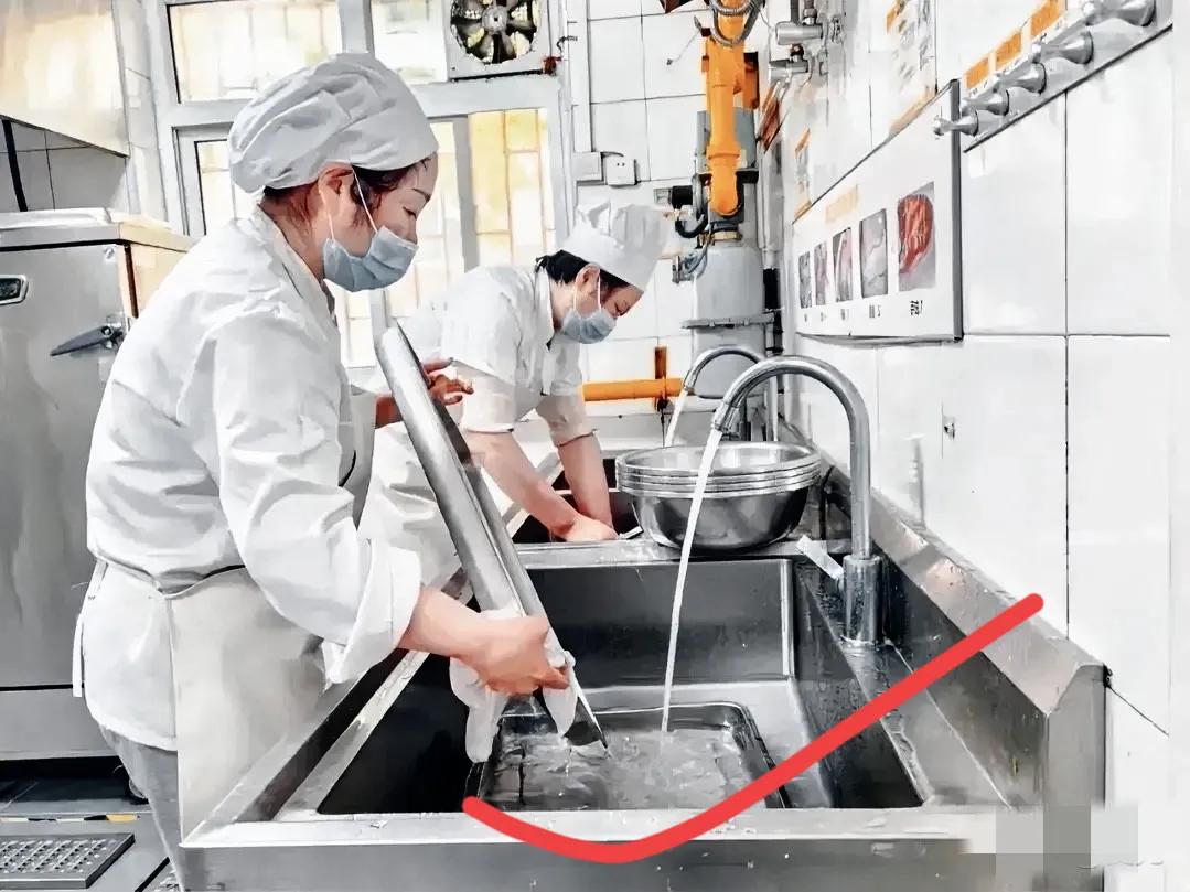 有个在幼儿园当后勤主任的朋友表示，非常不理解天水某幼儿园这件事。​据她说，在