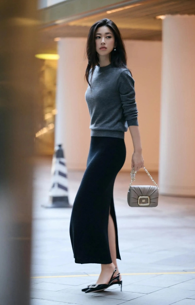 不怪那么多人喜欢她，路人镜头下都美若天仙。[拍手][拍手][赞]