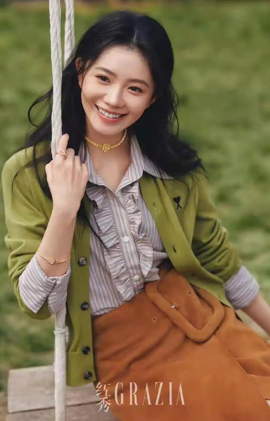 秋日暖阳下，甜美笑容绽放，绿意盎然中，优雅穿搭尽显。人这一辈子，什么最值钱刘亦