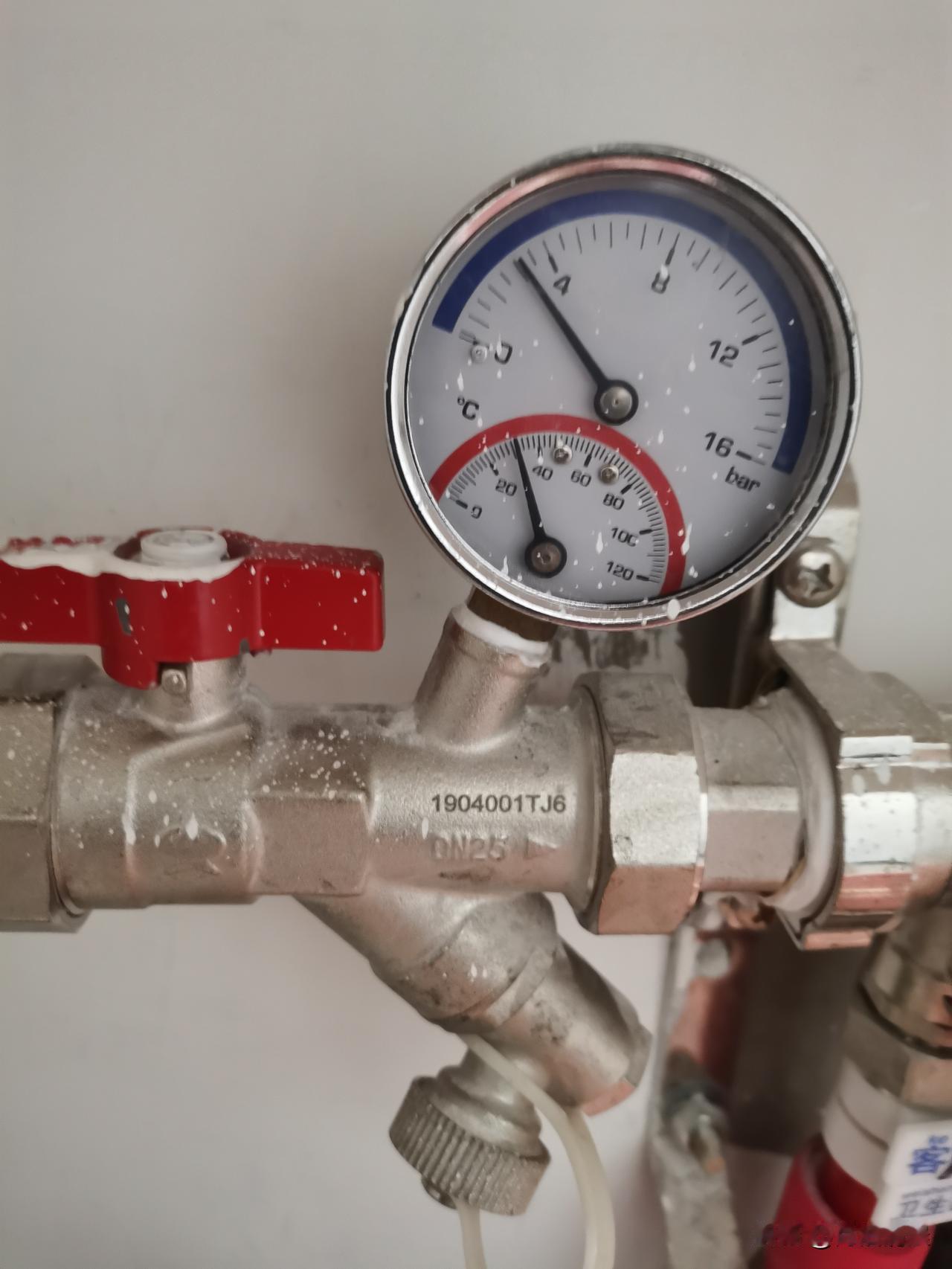 郑州高新热力可真牛逼，这个进水温度竟然说没问题，只要温温的就行，这种企业为什么能