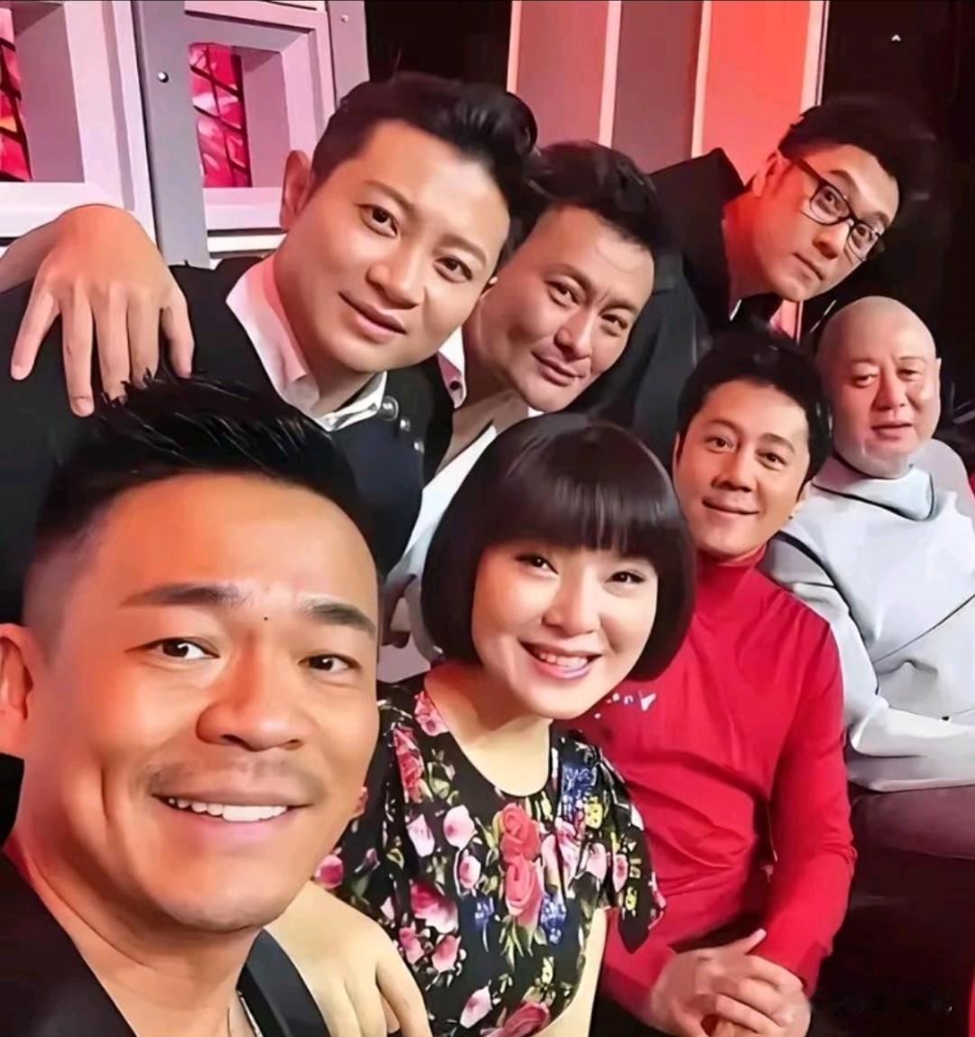 仔细看这7张喜笑颜开的脸，蔡国庆虽然不是最帅的，但气质算是最好的一个。就是不知道