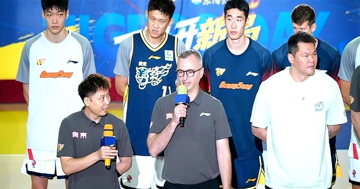 卸任总经理后第一次回主场，朱芳雨直接站在了开场致敬环节的最前面。10月2日东