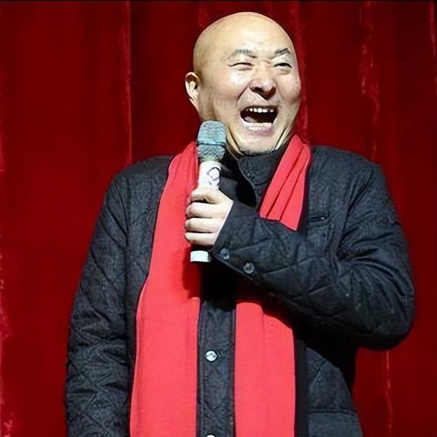 主持人鲁豫问陈佩斯，您也接广告啊。陈佩斯说，接呀，缺钱的时候就接，人家死乞白赖地