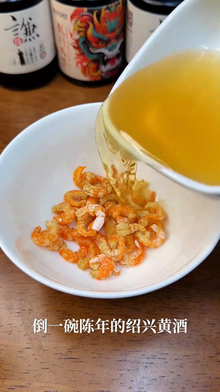 葱油拌面。老上海葱油开洋面。·买几个最大号的开洋，倒一碗陈年的绍兴黄酒。·
