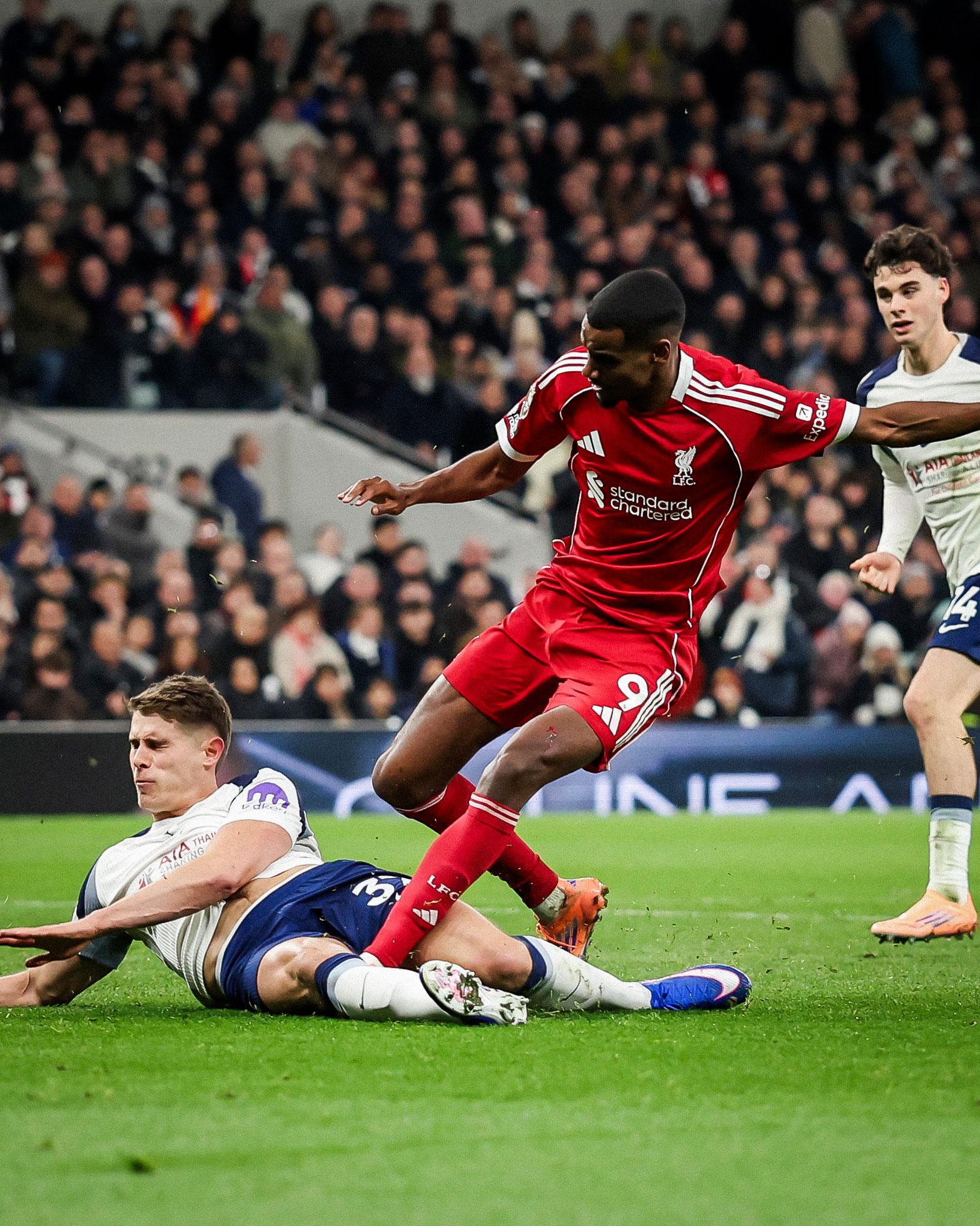 泰晤士: 铲伤伊萨克后范德芬亲自道歉, 表示自己不是故意