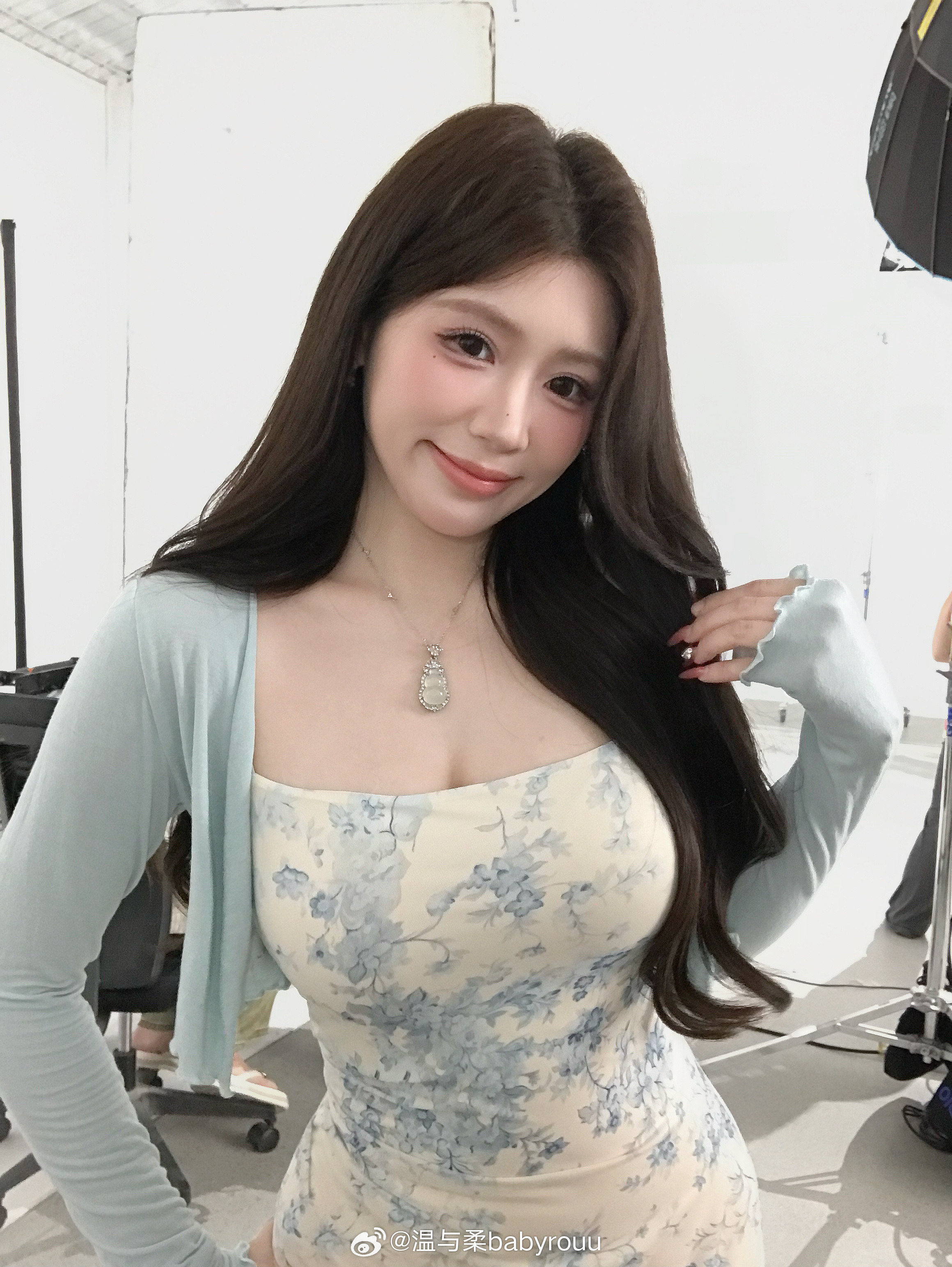 还有一组7p拍的女明星片场图📷浅浅讲解一下这套实在太强了吊带版型是和烟雨一样