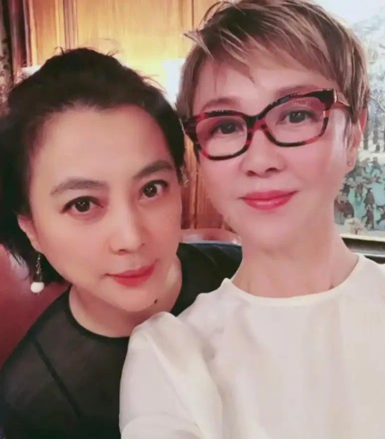 傅艺伟晒出和李玲玉、屠洪刚、景岗山老友聚会合照，勾起满满回忆。她凭经典版苏妲己封