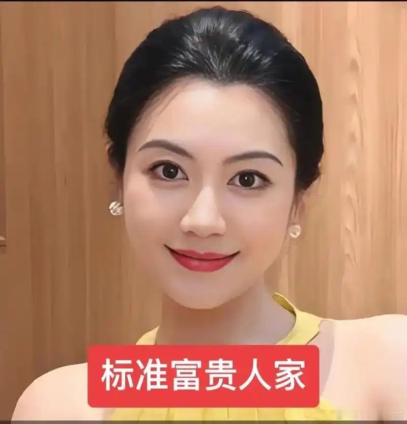 会有贵人来助的面相:面相上有这几个三大特征，第一，眉宇开阔，眉毛不压眼，两眉之间