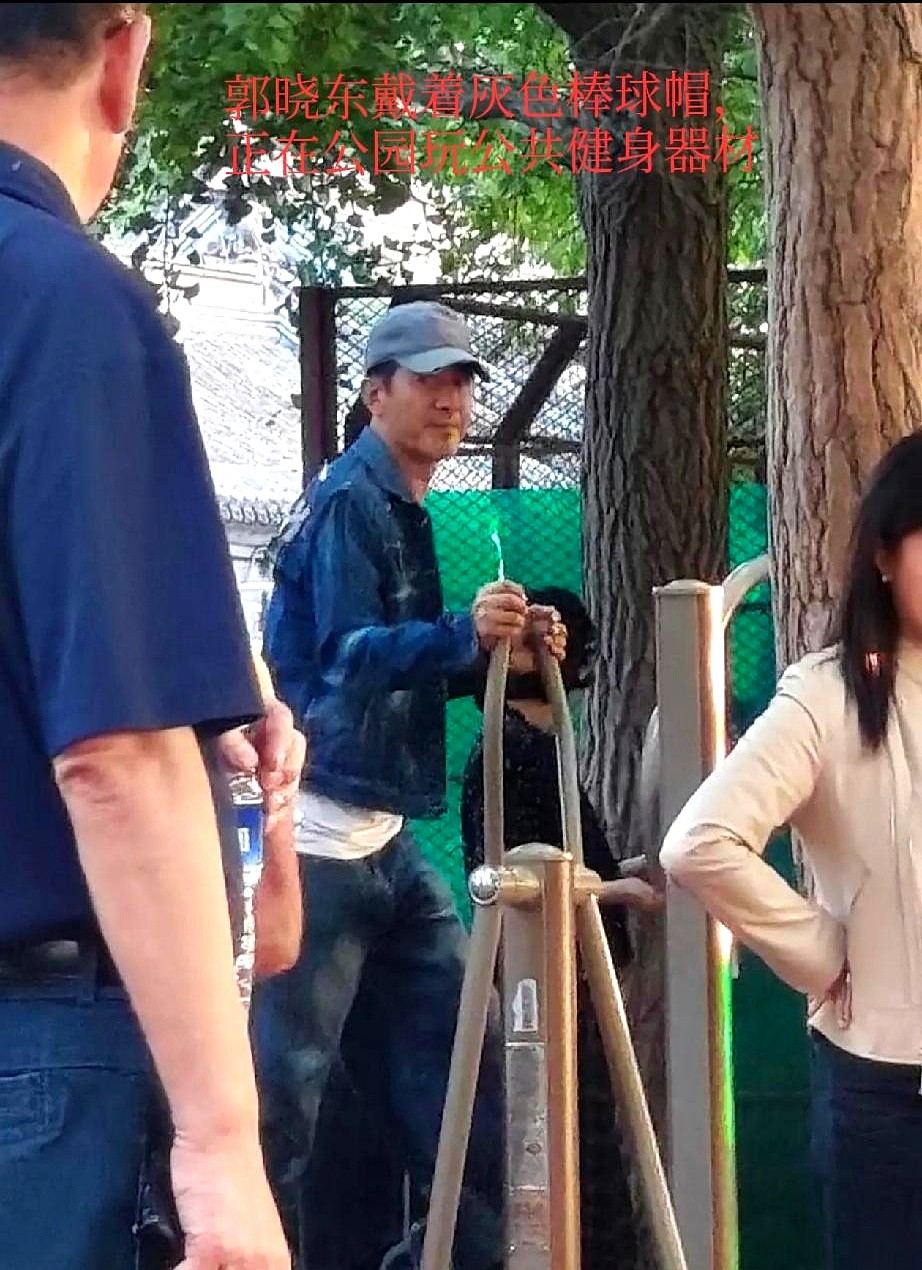 别的明星出门生怕排场不够大，郭晓东和程莉莎私下出门散步，反倒像对普通中年夫妻。网友偶遇他们时，郭晓东