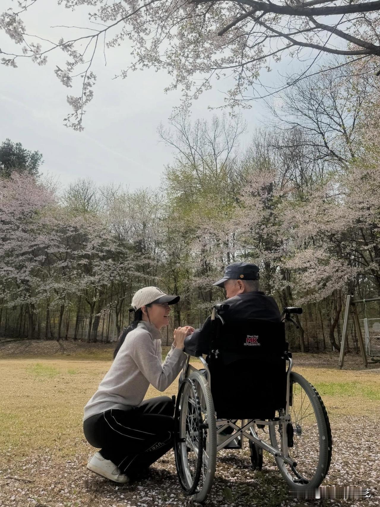 4月，演员李英爱在Instagram上传了照片。公开的照片中，李英爱蹲着在坐在轮