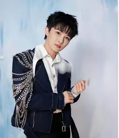 5600块钱，就让整个娱乐圈脸红了。春晚演完，周深没急着走，拿着一沓厚厚的红票子