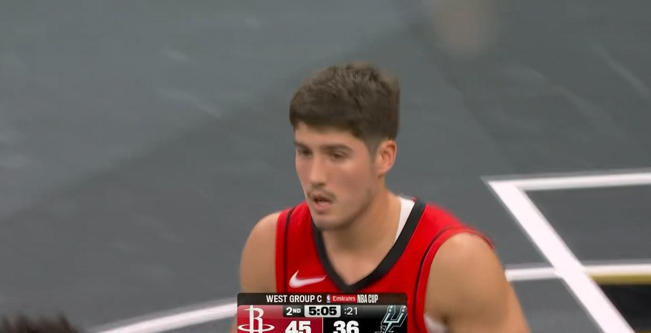 火箭超级新星谢波德真是太有领袖风范了！在今天火箭客场以110：121输给马刺的赛