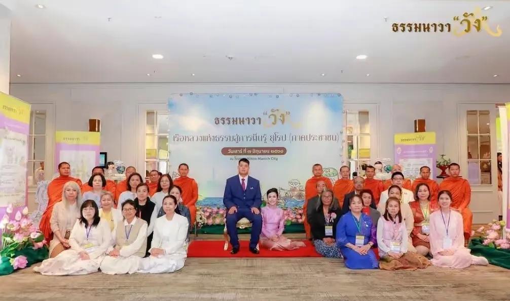 泰国女人的地位……，一张照片见分晓[汗]：中间坐在椅子上的是泰王的儿子提帮功