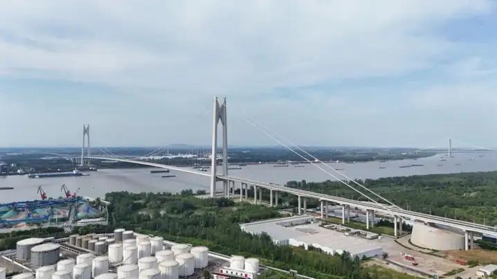 【免费通车！南京新生圩长江大桥开启“黄金时代”】当清晨的第一缕阳光洒在长江之上