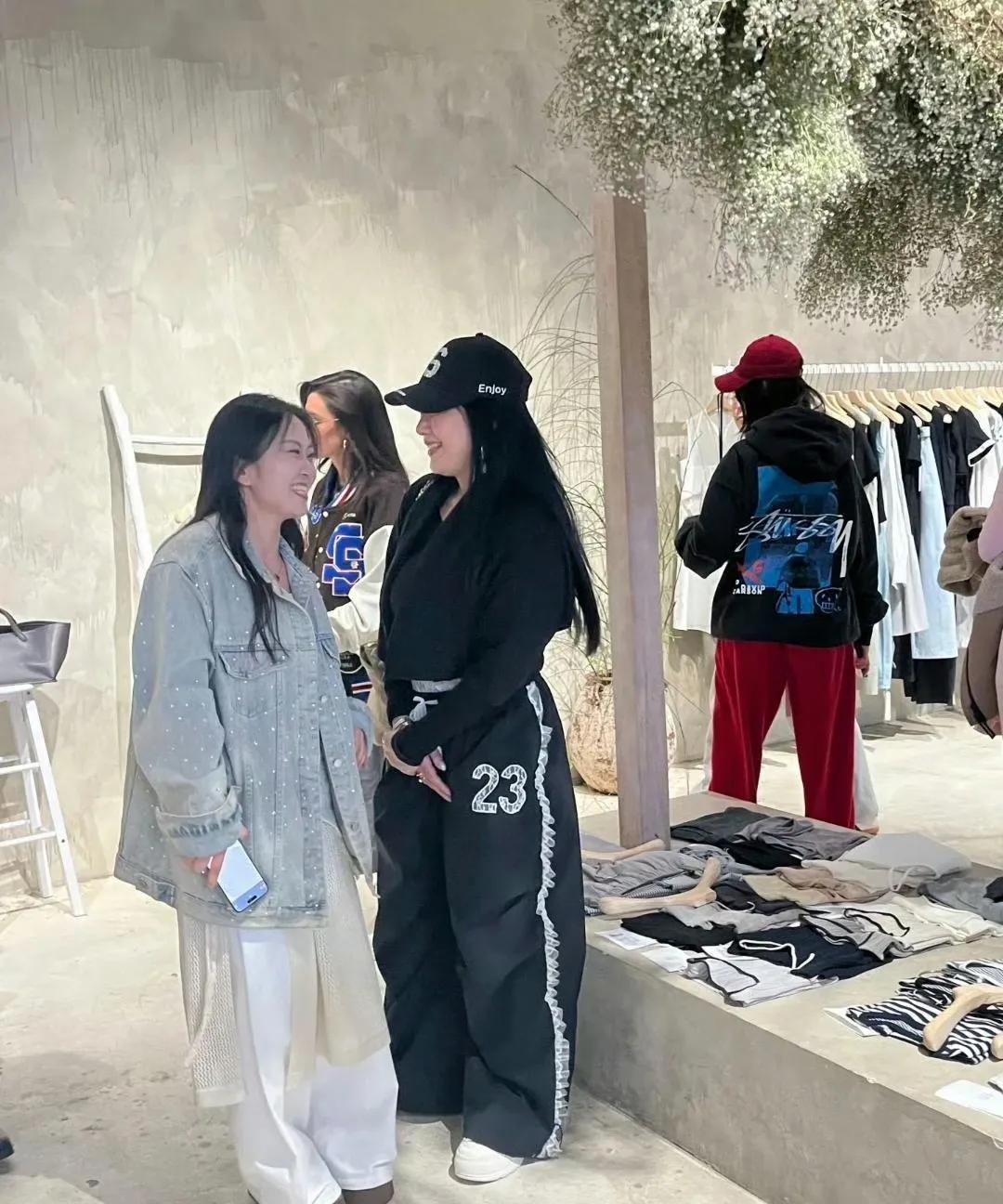 54岁的钟丽缇携三个女儿逛商场，虽身形略显丰腴，但风采依旧，美丽动人。