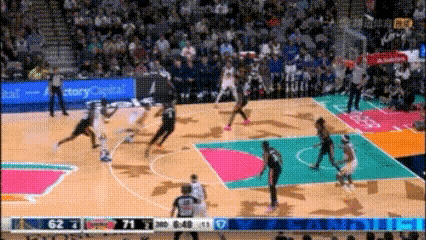 库里是“向不公下跪”吗？今天勇士和马刺这场比赛，库里被犯规起身时那“下跪”姿势