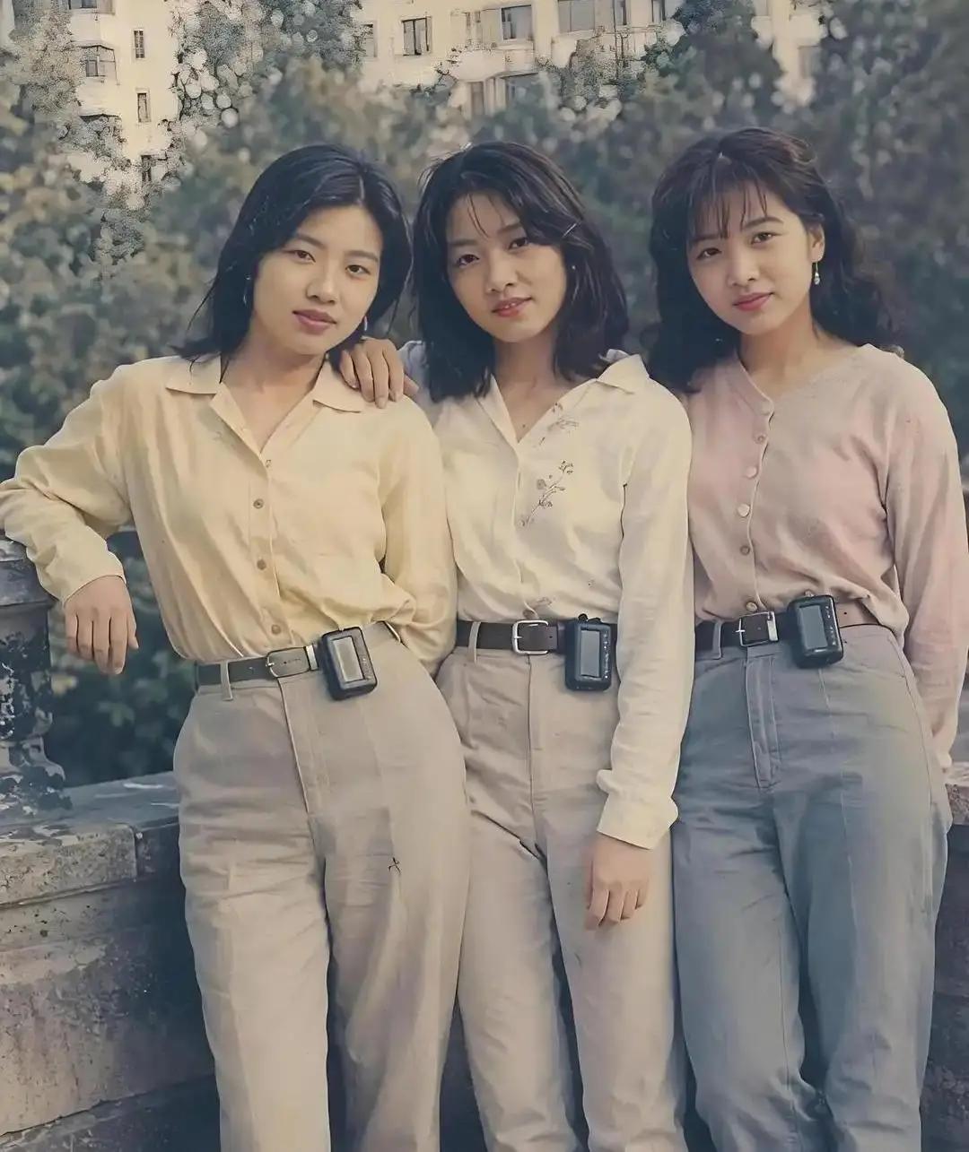 1993年，广东东莞厚街一家鞋厂里，三位姑娘拍下了一张合影，三十年后，按下快门的