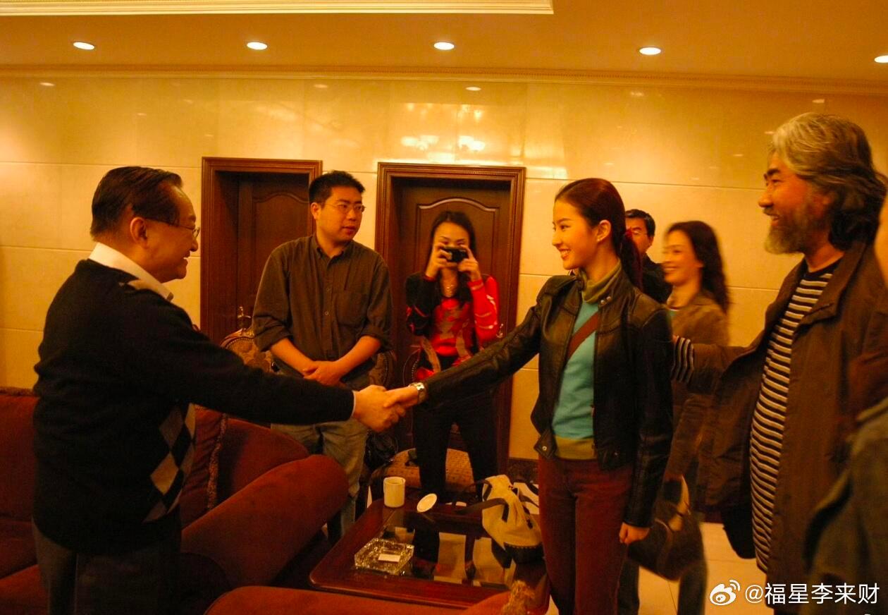 刘亦菲当年见金庸老先生这相片应该是拍神雕侠侣时期拍的，这个时期还很青涩，剧中的小