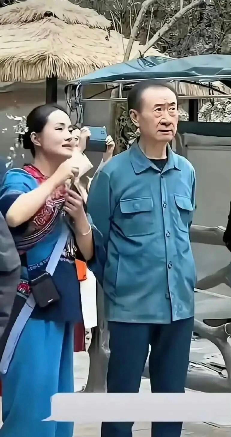 以为就是件普通的工作服