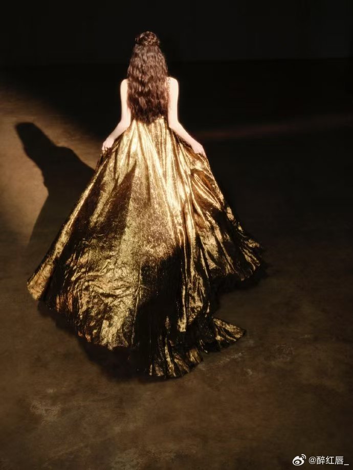 娜扎下车美到我词穷了娜扎下车这一幕直接封神！美到我词穷，氛围感拉满，每一帧都像画