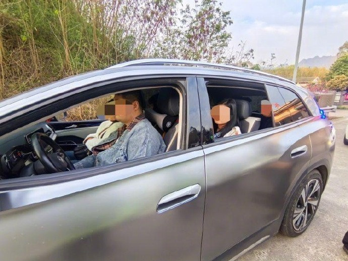 【#黑车司机教唆乘客撒谎被罚8000元#】4月12日，重庆交通执法总队发布消息，