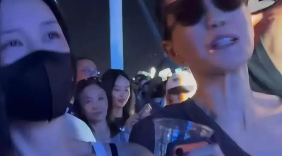 谢霆锋戴了13年的情侣手镯，最近公开露面都摘了，刚好撞上王菲和异性兄弟同框看演出。这个兄弟叫Ryan